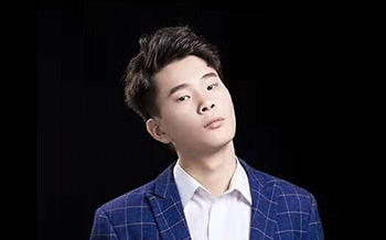 向家乡捐赠20万！此刻他竟然有些手抖…